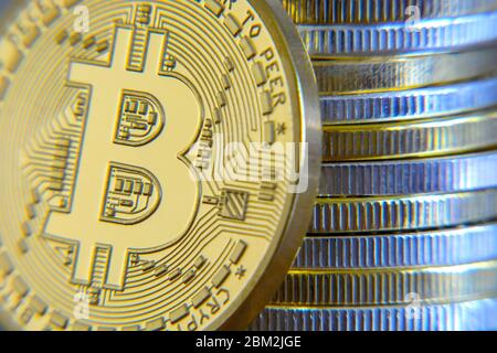 Impilare le criptovalute d'oro e d'argento insieme. Bitcoin d'oro davanti ad esso. Nuove monete di denaro virtuale Foto Stock