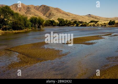 fiume africano con linee geometriche Foto Stock