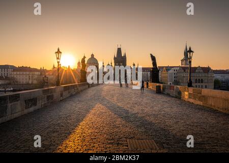 Ponte Carlo all'alba, Torre del ponte della Città Vecchia, Praga UNESCO, repubblica Ceca, Europa - Città Vecchia Foto Stock