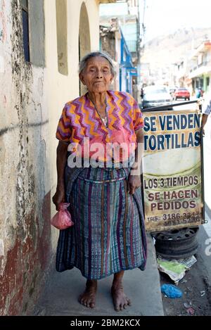 Ritratto di strada di anziana donna Maya in abiti tradizionali: Camicetta tessuta a mano e gonna in tessuto di jaspe. Almolonga, Guatemala. Mar 2019 Foto Stock