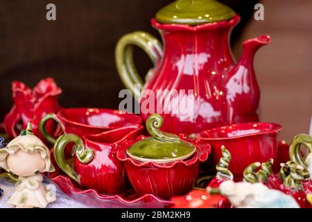 Set di piatti e tazze puliti . Ceramica fatta a mano, catering, ristorante, cucina sana. Porcellana piatti multicolore Foto Stock