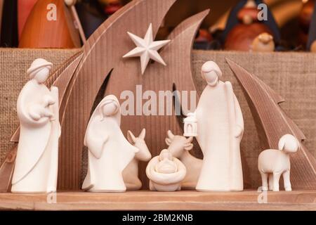 Figurine di legno di Natale.presepio di Natale scena figurine di legno all'interno di una casa di legno che rappresenta la famiglia Santa. Foto Stock