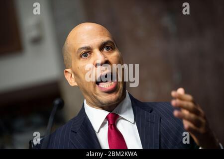 Washington, Stati Uniti d'America. 06 maggio 2020. Il senatore degli Stati Uniti Cory Booker (democratico del New Jersey) parla durante un'udienza di nomina del Comitato giudicario del Senato degli Stati Uniti per Justin Reed Walker per essere giudice del circuito degli Stati Uniti per il Distretto del circuito di Columbia, sulla collina del Campidoglio a Washington, DC il mercoledì 6 maggio 2020. Credit: Caroline Brehman/Pool via CNP | usage worldwide Credit: dpa/Alamy Live News Foto Stock