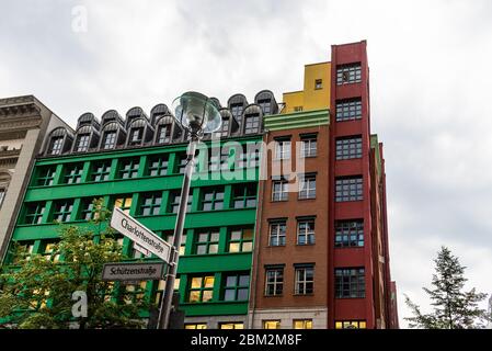 Berlino, Germania - 29 luglio 2019: Colorati edifici residenziali nel quartiere Schutzenstrasse progettati dall'architetto italiano Aldo Rossi Foto Stock