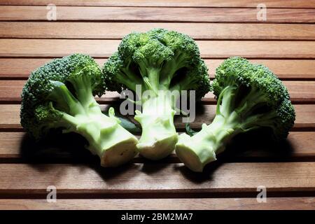 Broccoli su sfondo di legno Foto Stock