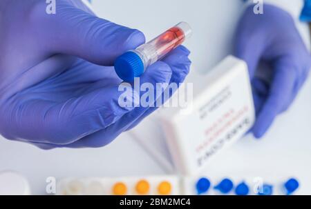 Lo scienziato esamina il campione di coronavirus in laboratorio, immagine concettuale Foto Stock