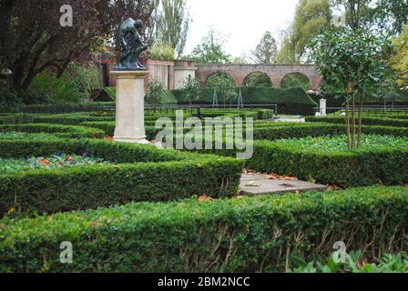 Box hedging Landscape Green formal Rose Garden English Holland Park, Ilchester Pl, Kensington, London W8 6LU Foto Stock