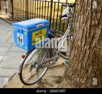 Hiroshima / Giappone - 21 dicembre 2017: Bicicletta a Hiroshima, decorata con testo No Nukes, in piedi per movimento antinucleare a Hiroshima, Giappone Foto Stock