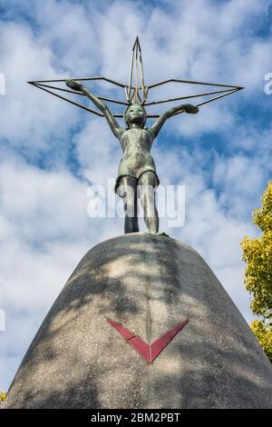 Hiroshima / Giappone - 21 dicembre 2017: Monumento per la Pace dei bambini, con una figura di Sadako Sasaki in cima alla statua, monumento per commemorare il Foto Stock