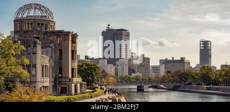 Hiroshima / Giappone - 21 dicembre 2017: Vista panoramica della cupola della bomba atomica al Memoriale della Pace di Hiroshima, il fiume Motoyasu e il paesaggio urbano del centro di Hiroshima Foto Stock