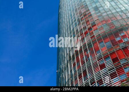 Barcellona, Catalogna/Spagna - Febbraio 2020: Particolare della Torre Glòries, precedentemente conosciuta come Torre Agbar, progettata dall'architetto francese Jean Nouvel. Foto Stock