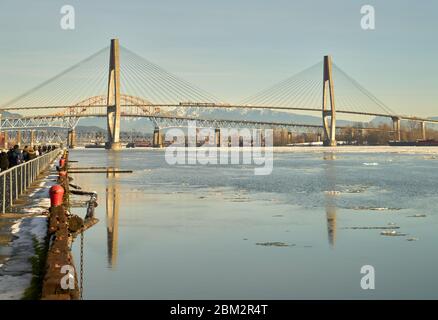 Fraser River Winter Ice. Il ghiaccio scorre lungo il fiume Fraser. New Westminster, British Columbia, Canada. Foto Stock