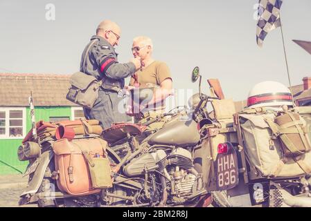 Retro, primo piano vintage di motociclette e uomini della seconda Guerra Mondiale d'epoca, riattori, al Severn Valley Railway 1940 WWII Wartime Summer Event, UK. Foto Stock