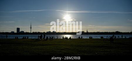 Amburgo, Germania. 06 maggio 2020. Molte persone siedono intorno alle rive dell'Alster esterno al sole della sera. Credit: Axel Heimken/dpa/Alamy Live News Foto Stock