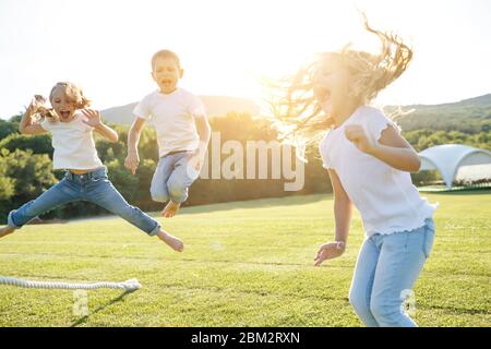 I bambini si divertono a giocare nella natura. Foto Stock