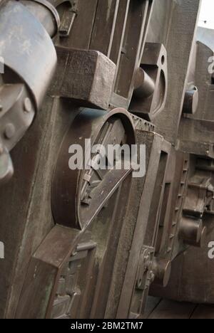 Scultura in bronzo a testa dell'invenzione a Butler's Wharf, SHAD Thames, Londra SE1 2YE di Eduardo Paolazzi Foto Stock