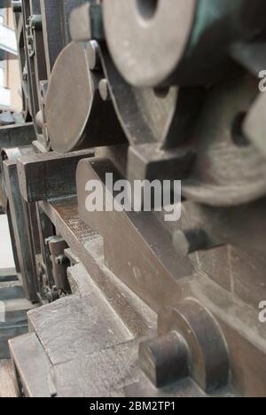 Scultura in bronzo a testa dell'invenzione a Butler's Wharf, SHAD Thames, Londra SE1 2YE di Eduardo Paolazzi Foto Stock