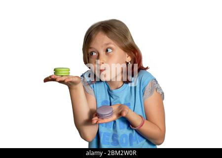 ragazza con macaroon su sfondo bianco Foto Stock