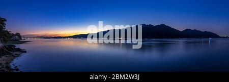 Panorama dell'isola sacra di Miyajima, Itsukushima vicino Hiroshima in Giappone all'alba Foto Stock