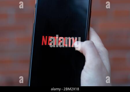New York, USA - 1 maggio 2020: Primo piano del logo dell'app Netflix sullo schermo del telefono, editoriale illustrativo Foto Stock