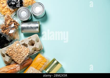 Set di prodotti alimentari. Forniture alimentari.. Donazione, coronavirus e quarantena. Vista dall'alto. Foto Stock