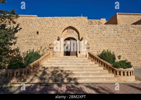 Ingresso e cortyarda del Monastero di Mor Hananyo (Deyrulzafaran Manastiri), Mardin, Turchia Foto Stock