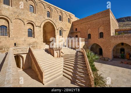 Ingresso e cortyarda del Monastero di Mor Hananyo (Deyrulzafaran Manastiri), Mardin, Turchia Foto Stock