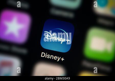 Un primo piano dell'icona dell'app Disney+, come appare sullo schermo di uno smartphone (solo per uso editoriale) Foto Stock