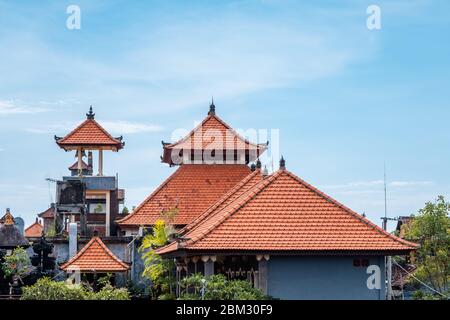 Panorama aereo di Ubud e delle case di Bali, architettura tradizionale dell'isola di Bali Foto Stock