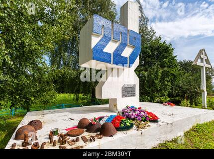 Veliky Novgorod, Russia - 18 agosto 2017: Monumento ai soldati caduti della divisione del fucile del 229 dell'esercito rosso, morto nelle battaglie nel 1943 Foto Stock