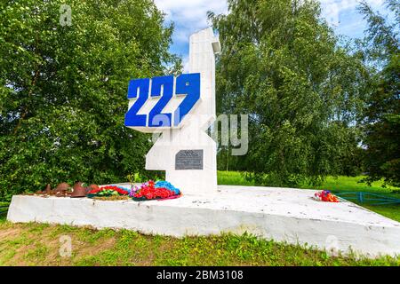 Veliky Novgorod, Russia - 18 agosto 2017: Monumento ai soldati caduti della divisione del fucile del 229 dell'esercito rosso, morto nelle battaglie nel 1943 Foto Stock