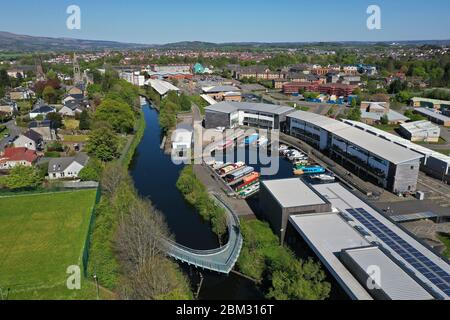 Kirkintilloch, Regno Unito. 6 maggio 2020. Sole ininterrotto a Southbank Marina Kirkintilloch. Poche persone stanno passeggiando sulla riva del canale osservando le distanze sociali. Credit: ALAN OLIVER/Alamy Live News Foto Stock