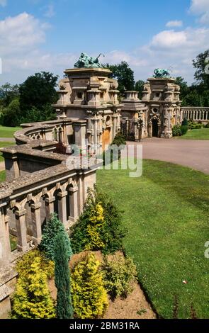 Giardini paesaggistici a Harlaxton Manor (costruito nel 1830 e attualmente di proprietà dell'Università di Evansville), Grantham, Lincolnshire, Regno Unito Foto Stock