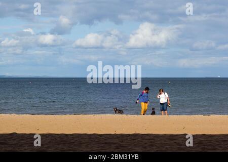 Due donne e due cani a Portobello Beach, Edimburgo Foto Stock