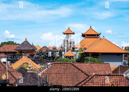 Panorama aereo di Ubud e delle case di Bali, architettura tradizionale dell'isola di Bali Foto Stock