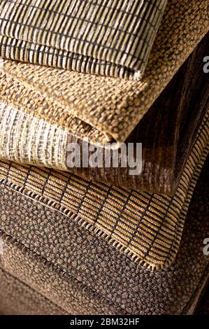 Primo piano di diversi tipi di tappeti e cuscini sul pavimento Foto Stock
