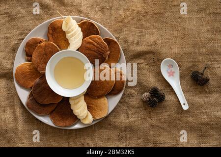 Pancake d'avena con bananan e miele su sacco, cibo sano, vista orizzontale dall'alto, primo piano Foto Stock