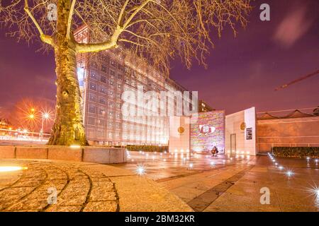 Institut du Monde Arabe (Istituto Mondiale Arabo) e Museo di Parigi Francia di notte Foto Stock