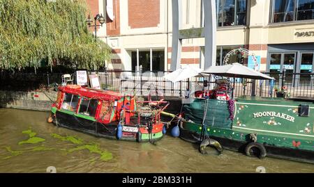 Barche (caffè e gite in barca) ormeggiate sul fiume Witham accanto al Waterside Shopping Center, Lincoln Foto Stock