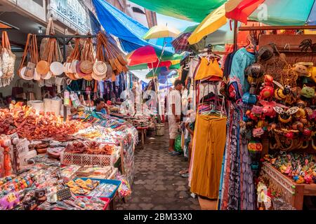 Turisti che visitano il mercato di Ubud o conosciuto come mercato d'Arte di Ubud Foto Stock