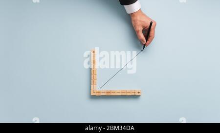 Mano di un uomo d'affari che disegnano un grafico con freccia in aumento in un'immagine concettuale di economia e finanza. Su sfondo azzurro. Foto Stock