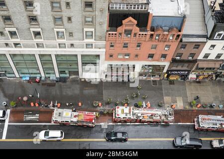 FDNY vigili del fuoco in full turnout rispondono a un allarme a Midtown Manhattan, NYC, USA Foto Stock