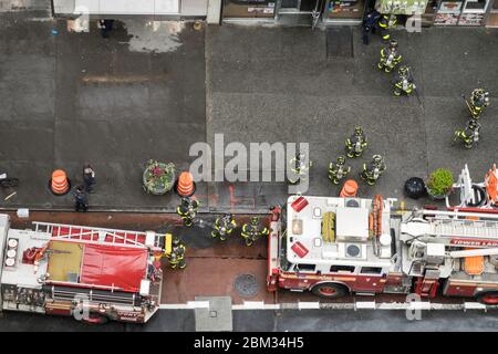 FDNY vigili del fuoco in full turnout rispondono a un allarme a Midtown Manhattan, NYC, USA Foto Stock