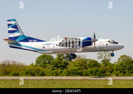 Vulkan Air Antonov AN-26 aereo di trasporto UR-CQE che atterra all'aeroporto Southend di Londra durante il blocco COVID-19 Coronavirus da Zurigo come volo VKA143 Foto Stock