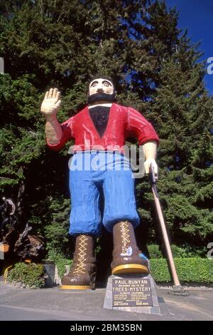 Figura gigante di Paul Bunyan sulla strada presso l'attrazione Trees of Mystery a Klamath, California Foto Stock