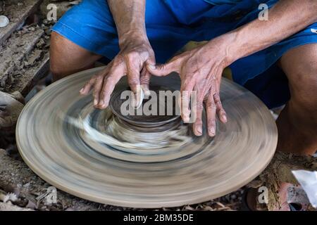 Koh Kret, Thailandia 01.04.2020: Koh Kret Pottery Village, la gente del posto crea le loro ceramiche da zero. Iniziano a modellare le merci al volante, allora Foto Stock