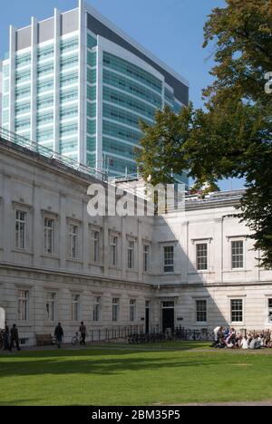 Neo-classica Quad Courtyard UCL & UCLH Hospital Wilkins Building, Gower Street, Bloomsbury, Londra WC1E 6BT di William Wilkins Davies Yeang Foto Stock