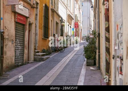 Splendida architettura lungo le strade del vecchio mondo vicino al porto nella bella Marsiglia, Francia Foto Stock