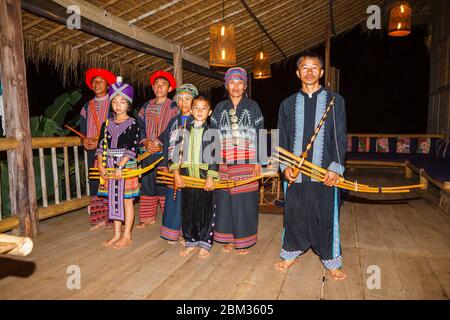 Una famiglia di musicisti, ballerini e animatori Hmong a Chiang Khong nella provincia di Chiang Rai, Thailandia del nord, in colorati costumi tradizionali locali Foto Stock