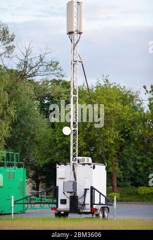 Stazione mobile, torre cellulare mobile, 3G, 4G, 5G nel parco. Concetto nuove tecnologie wireless, dispositivi di telecomunicazione aggiuntivi, accessibilità di commu Foto Stock